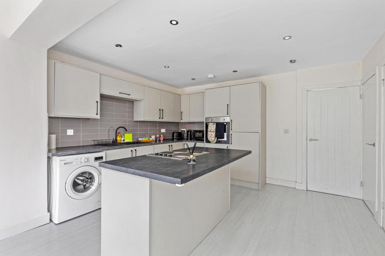 Tipton 3 Bedroom House Garden Sleeps 7 - Jrr Stays Coseley Buitenkant foto